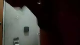 امرأة متزوجة إغراء رجل أسود نحيف وعرضه مؤخرا ضيقا، لممارسة الجنس