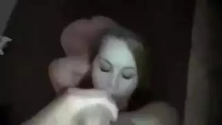 جائع لفتاة، قضيبه يستهدف صدرها