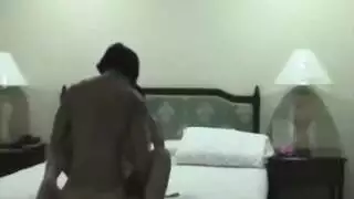 وحده تدور اغراض بالمطبخ ومطنوس