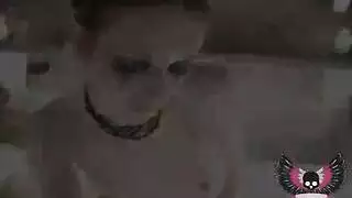 مهرج مشاغب يعلق في آلة جنس لا تتوقف