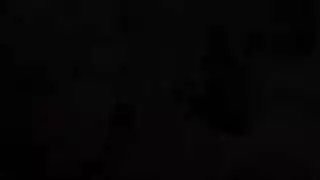 كانت امرأة سمراء جميلة في سن المراهقة ترتدي الملابس الداخلية المثيرة والسراويل داخلية بينما كانت تحصل على الديك الثابت