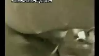 عاهرة سمراء صغيرة تُدَق في الخارج