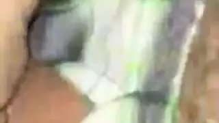 غنيمة تأخذ قضيبًا ضخمًا نابضًا في الأعماق