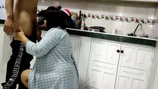 مال مقابل شرجي: سكس قوي على الأريكة مع شريك ذكري مؤجر