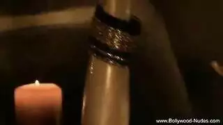فتاتان هنديتان مثارتان تشاركان في ممارسة الجنس مع رجل بعد العشاء