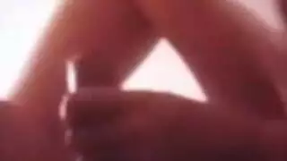 الزوجة الشقراء تداعب فرجها المبلل على طاولة المطبخ