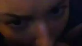 مص قضيب صريح: ميلف تأخذه بعمق في حلقها