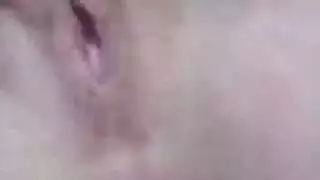 فتاة ثانوية شابة تأخذ قضيبًا في غرفة نومها