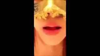 عاهرة آسيوية شابة تمارس الجنس مع نفسها بلسانها وأصابعها