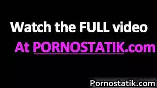 شقراء مراهقة تأخذ قضيبًا كبيرًا بعمق في مقطع بورن هاوي