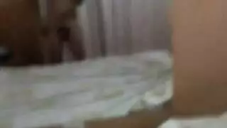 يوسع خرم طيزها بصباعه
