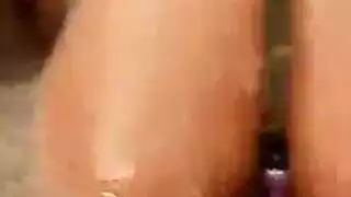 فتاة بالسلاسل في الوجه مملوءة آلة الديك اللعنة