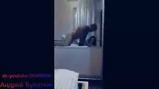 شقراء تحصل على مهبلها ممتلئاً على الأريكة الحمراء