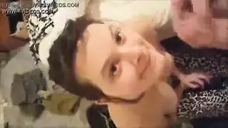 عاهرة راكعة تتحمل مص عميق وجنس عنيف