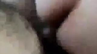 عاهرة سمراء فاتنة تبتلع كل قطرة من السائل المنوي