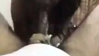 حفلة جنس عائلية: الزوج والزوجة والابنة في علاقة جنسية جماعية في غرفة المعيشة