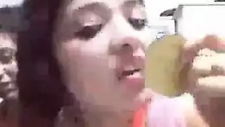 مهرجان جنسي في غرفة المعيشة: فتاتان وقحتان تتناوبان على ركوب قضيب صلب
