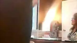 اه ينيك تحته وهو البيت فاضي