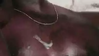 الوسيم الأسود يمنحها علاج قذف داخلي كامل