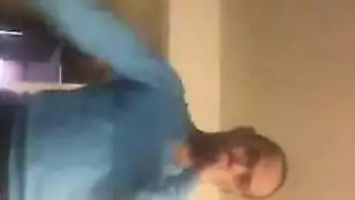 جميلة آسيوية تأخذ هزازًا في حلقها قبل ممارسة جنس فردي