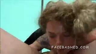 يمسك الكس في المطبخ