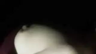 امرأتان تستكشفان أجساد بعضهما البعض