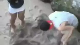 نيك خلف على السرير