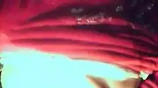 مص وهي راكعة: جميلة آسيوية تخدم انتصابًا ضخمًا