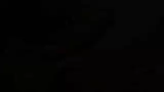 عيونه على صدرها