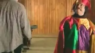 يحط مصاص في فمه يغطي عينيه