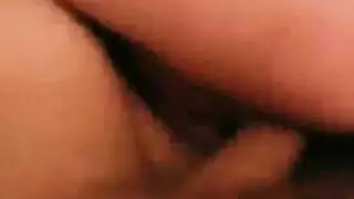 لاتينا صغيرة تفتح ساقيها للاستمناء على الأرض