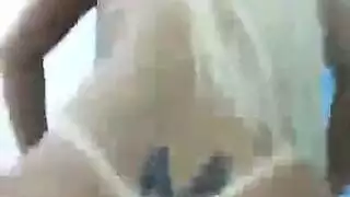  عاهرة هاوية صغيرة تأخذ قضيبًا أبيض قاسيًا