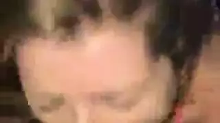 العاهرة الوقحة في المكتب تاتيانا تأخذ قذفاً على وجهها