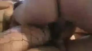 جنس ثلاثي عنيف: اثنتان من السمراوات تمتلئان