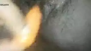 فتاة صغيرة تئن وهي تلعب بلعبها الجنسي