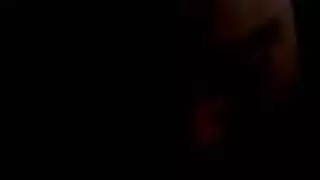 أم سمراء جامحة في مشهد رعاة البقر الجنسي المكثف