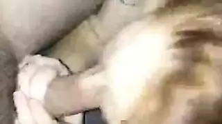 الحبر أحمر الشعر وقحة يريد الديك في فمها، لديها كل العصير الذي يحتاجه