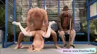 تحدّي حلق عميق بقضيب صناعي: فتيات شقراء يقدمن عرضاً جنسياً