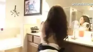 سكس الابن الوسيم الاشقر يدخل ع امه الحمام ويمحنها مترجظ