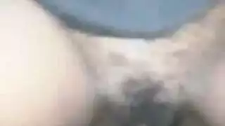 فتاة أفريقية ذات أثداء كبيرة تركب قضيبًا ضخمًا