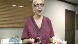 ممرضة في الخدمة تمص وتتلقى حمولة كاملة على وجهها