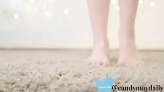 فتاة بمؤخرة عصيرية كاندي ماي تبلل ملابسها الداخلية قبل لعب شرجي بالزجاجة