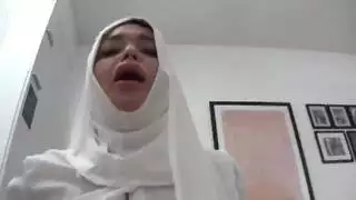 هواة إيرانيون يقدمون أداء صريحًا