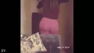قبلة ساخنة تقود إلى حركات جنسية قاسية في الغرفة