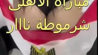 إغواء في الملعب: مداعبة تؤدي لممارسة ثلاثية في الشقة