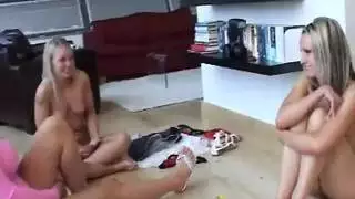 مثيرة في الملابس الداخلية الحمراء: خيال إباحي قاسي قذر