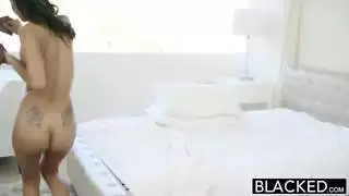 أميرة عربية مدللة تأخذ أول قضيب أسود كبير لها في أول ظهور إباحي عنيف