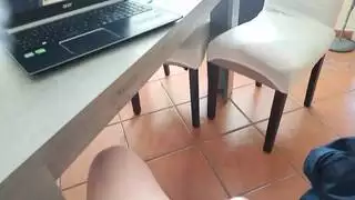 فرجها يقطر وهي تشاهد الأفلام الإباحية، ثم تأخذ قذفاً غزيراً