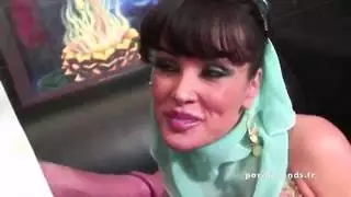ليزا آن: كسها المنفجر يتلقى حمام سائل في فانتازيا ليالي عربية إباحية