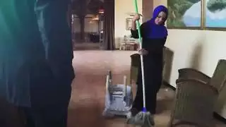 مدير يدفع للحارس مقابل شرج وفم صريح وخشن